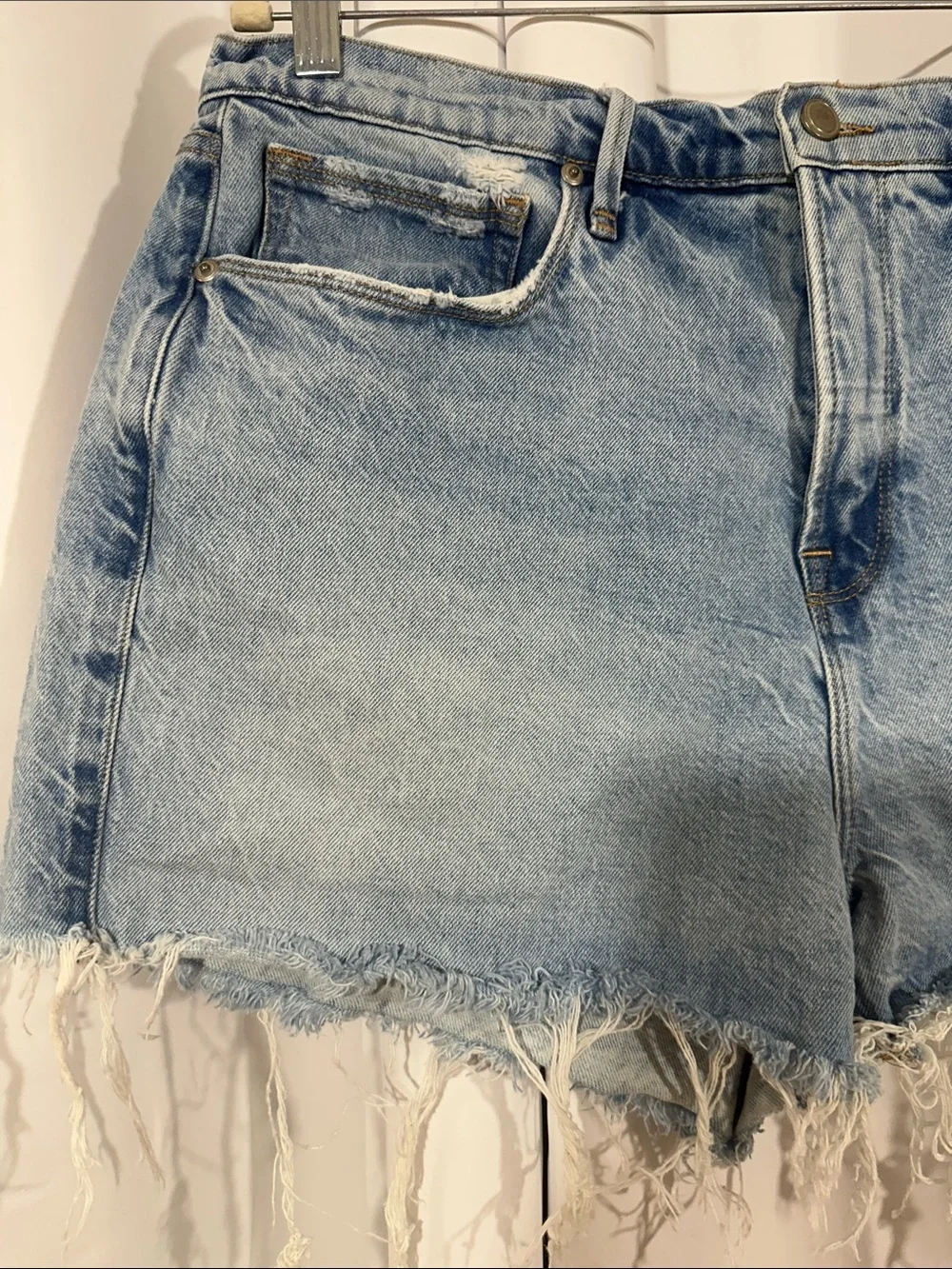 Good American Denim Shorts Size 12 31 Frayed Hem Distressed Cutoff Jean Shorts - Picture 5 of 8